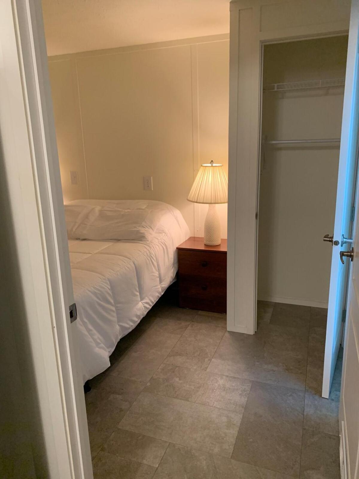 Holiday home Pet-friendly! Fully Fenced Backyard Oasis, Pcb