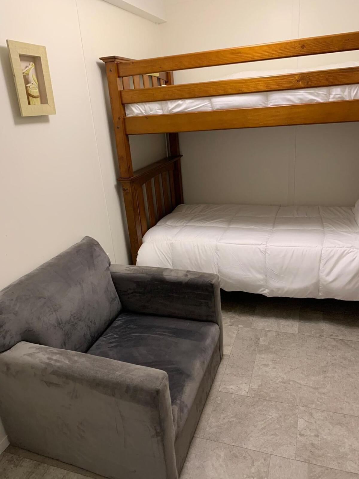 Holiday home Pet-friendly! Fully Fenced Backyard Oasis, Pcb *